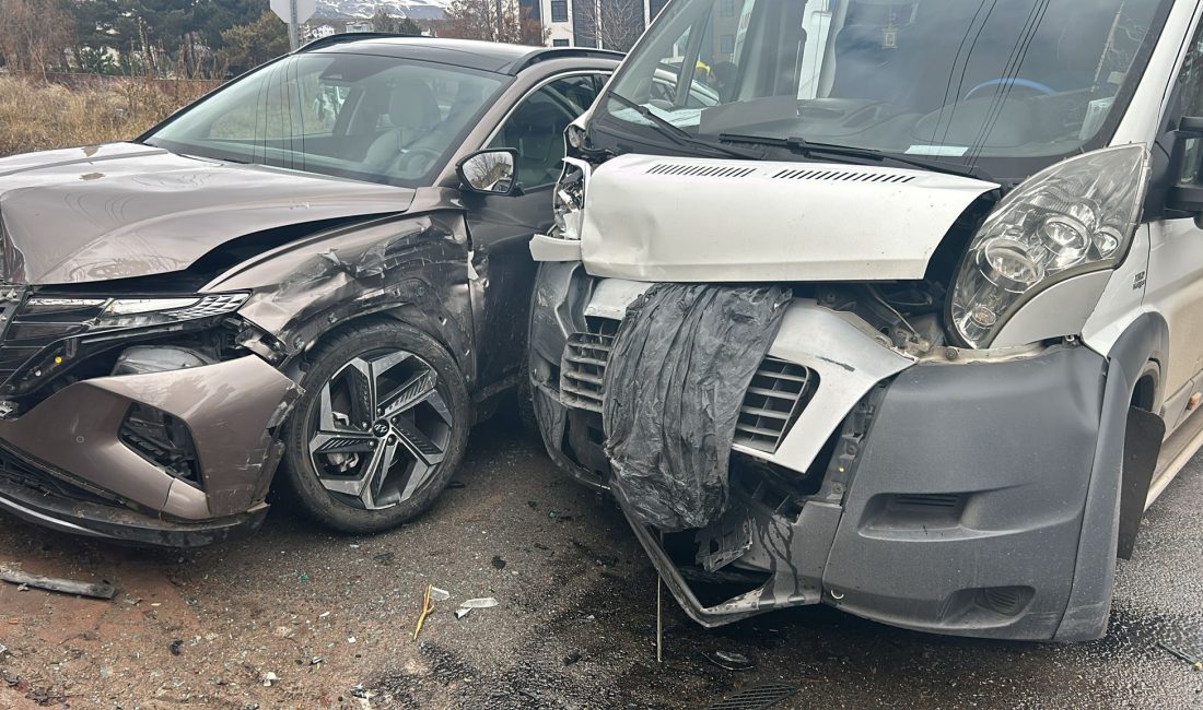 Sivas'ta okul servisi ile cipin çarpışması sonucu 3'ü öğrenci, 4