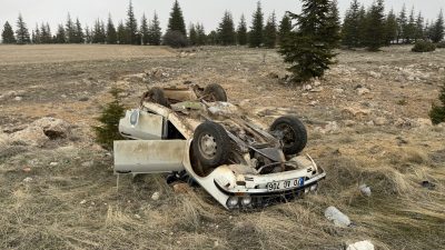 Karaman’da hafif ticari araç ile otomobilin çarpışması sonucu 4 kişi