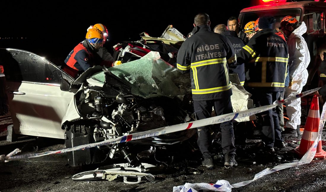 Niğde'de hafif ticari araçla otomobilin çarpışması sonucu 2 kişi hayatını