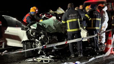Niğde'de hafif ticari araçla otomobilin çarpışması sonucu 2 kişi hayatını