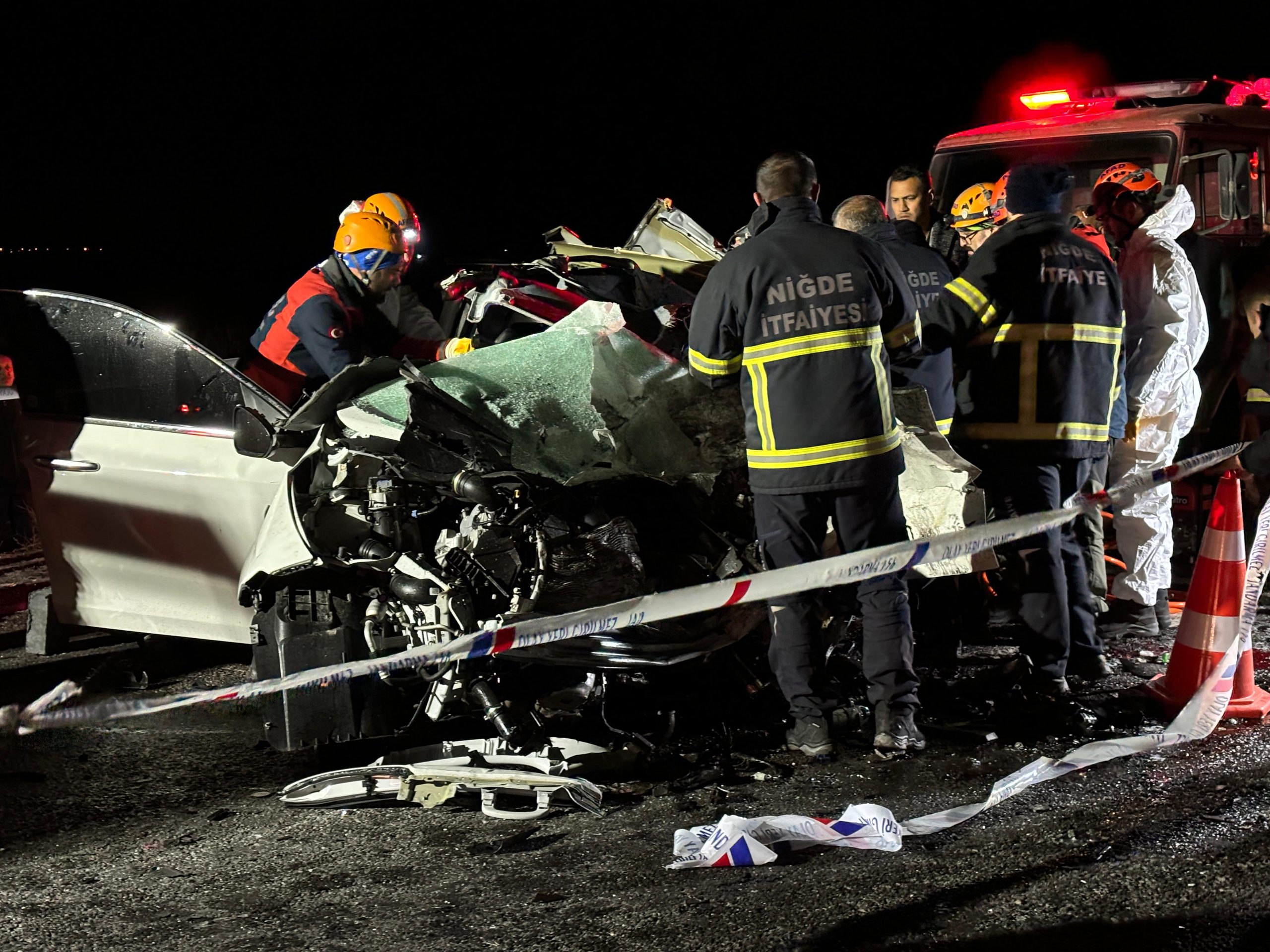 Niğde'de hafif ticari araçla otomobilin çarpışması sonucu 2 kişi hayatını