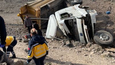 Niğde’de kamyonun devrilmesi sonucu 1 kişi hayatını kaybetti, 1 kişi