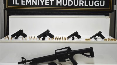 Kırşehir’de düzenlenen silah kaçakçılığı operasyonunda gözaltına alınan 7 zanlıdan 2’si
