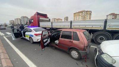 Kayseri’nin Melikgazi ilçesinde 5 aracın karıştığı zincirleme trafik kazasında yaralanan