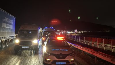 Kırıkkale’de 3 aracın karıştığı trafik kazasında yaralanan 2’si sağlık görevlisi,