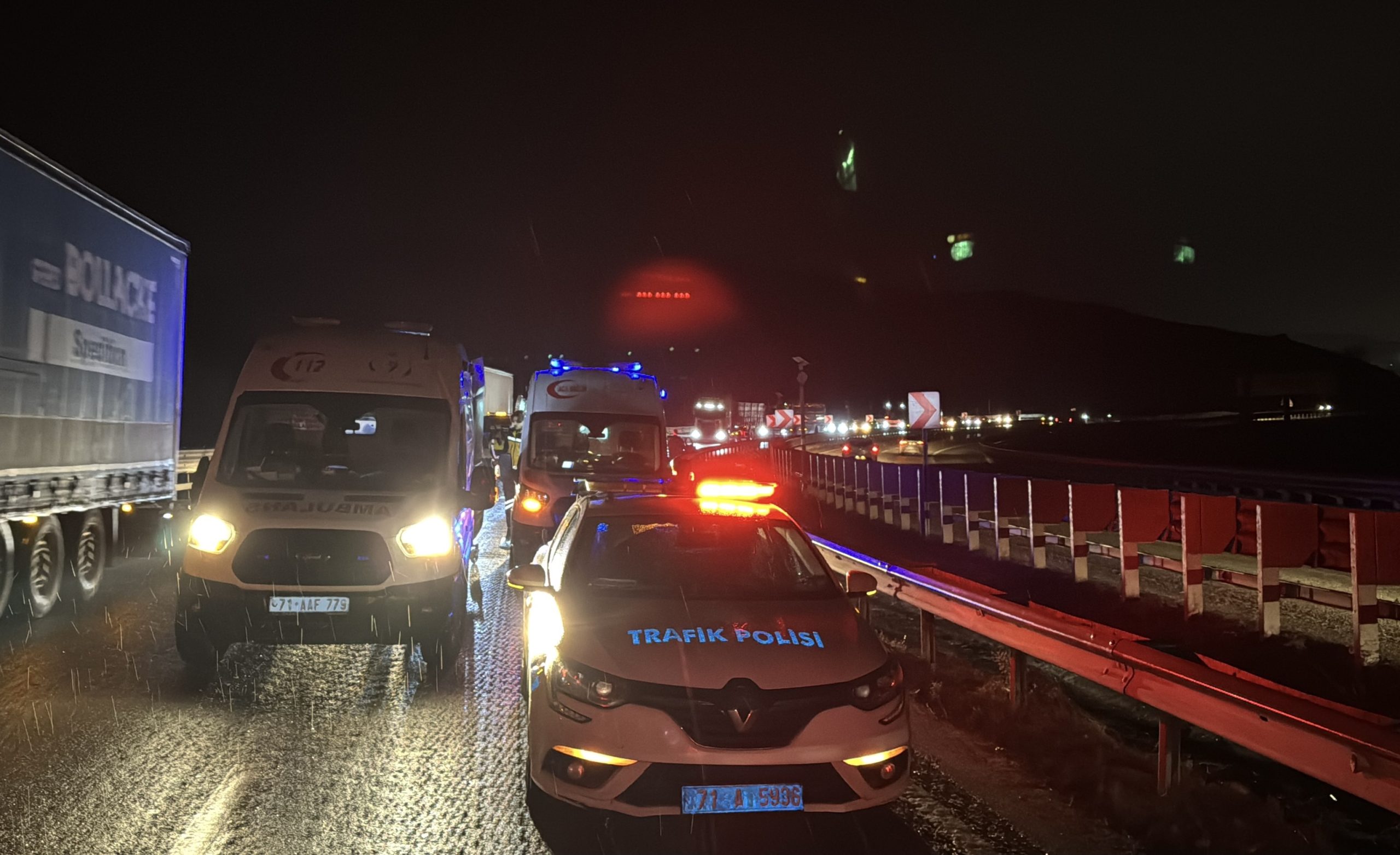 3 aracın karıştığı kazada 2’si sağlık görevlisi, 10 kişi yaralandı