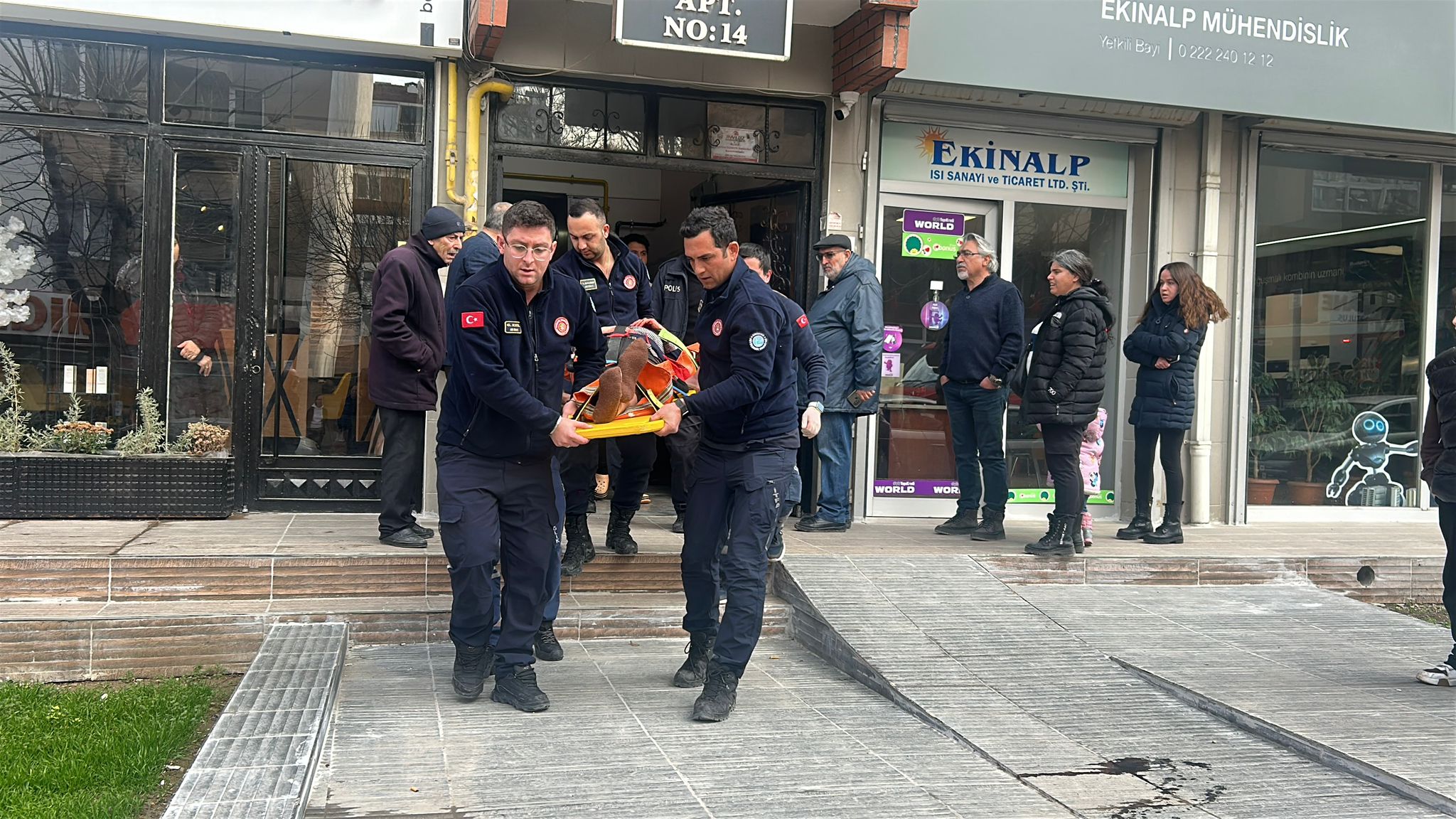 Merdiven boşluğuna düşen kişi yaralandı