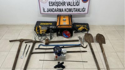 Eskişehir'in Çifteler ilçesinde kaçak kazı yapan 12 şüpheli gözaltına alındı.