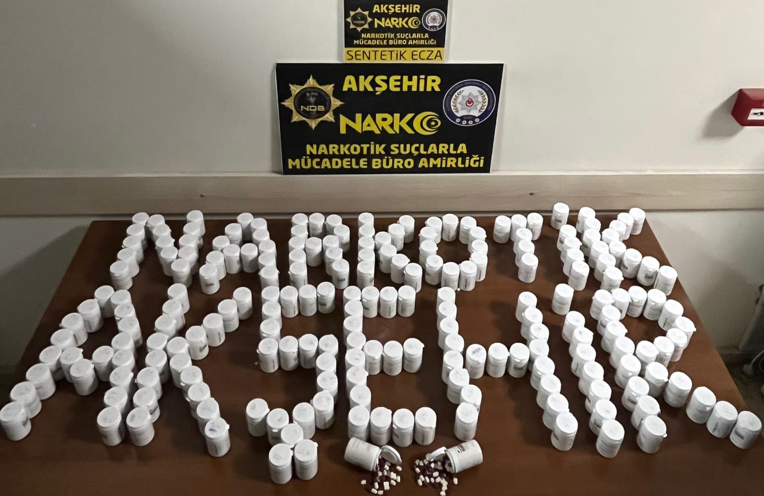 Konya’nın Akşehir ilçesinde düzenlenen uyuşturucu operasyonunda gözaltına alınan 2 şüpheliden