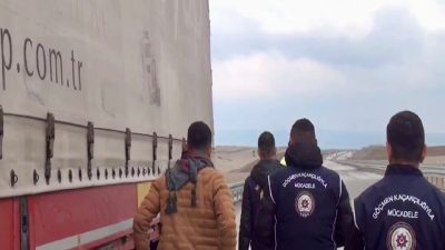Kırşehir’de polis ekiplerince durdurulan tırın dorsesinde, yurda yasa dışı yollarla