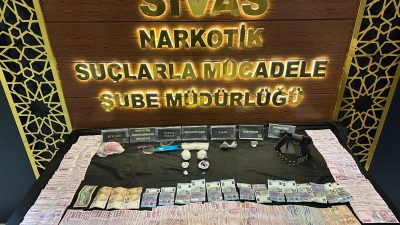 Sivas'ta polis ekiplerince düzenlenen uyuşturucu operasyonunda 3 şüpheli tutuklandı.