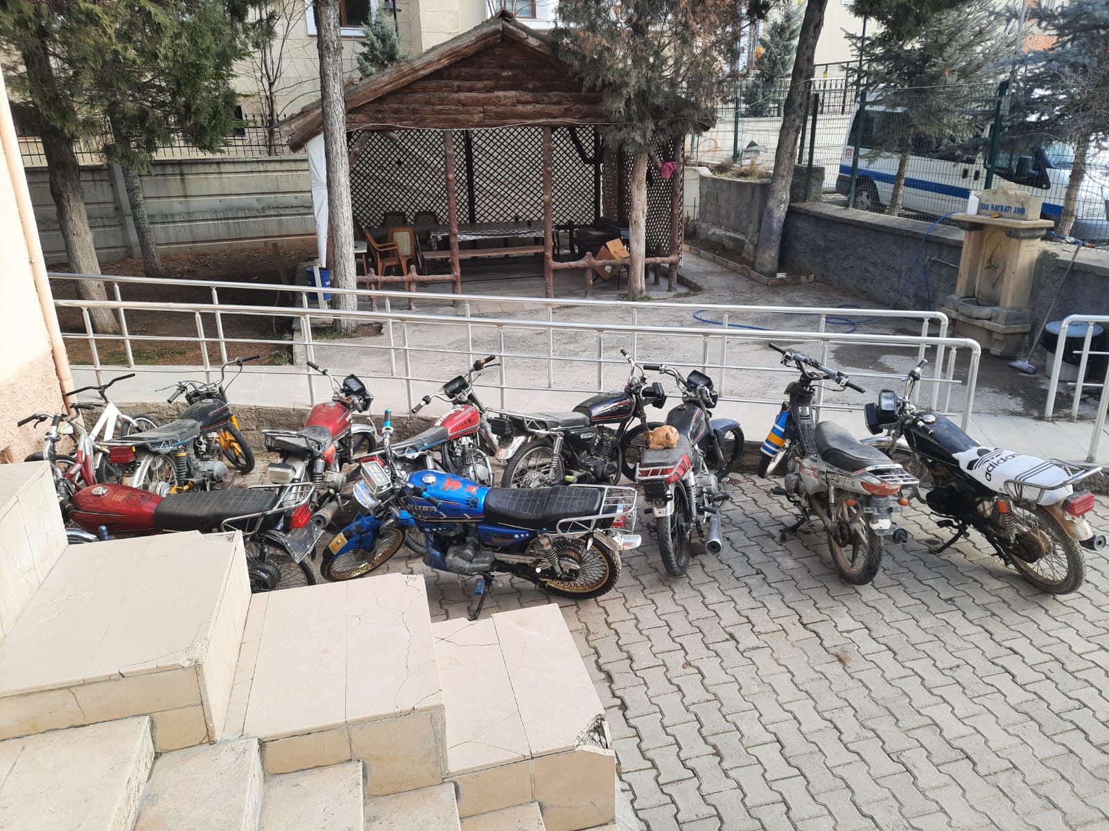 Şase ve motor numaraları kazınmış 8 motosiklete el konuldu