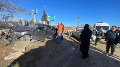 Konya'nın Kulu ilçesinde otomobille kamyonetin çarpışması sonucu 5 kişi yaralandı.