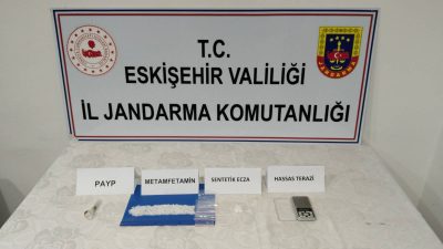 Eskişehir'in Tepebaşı ilçesinde jandarma ekiplerince üzerinde uyuşturucu ele geçirilen zanlı