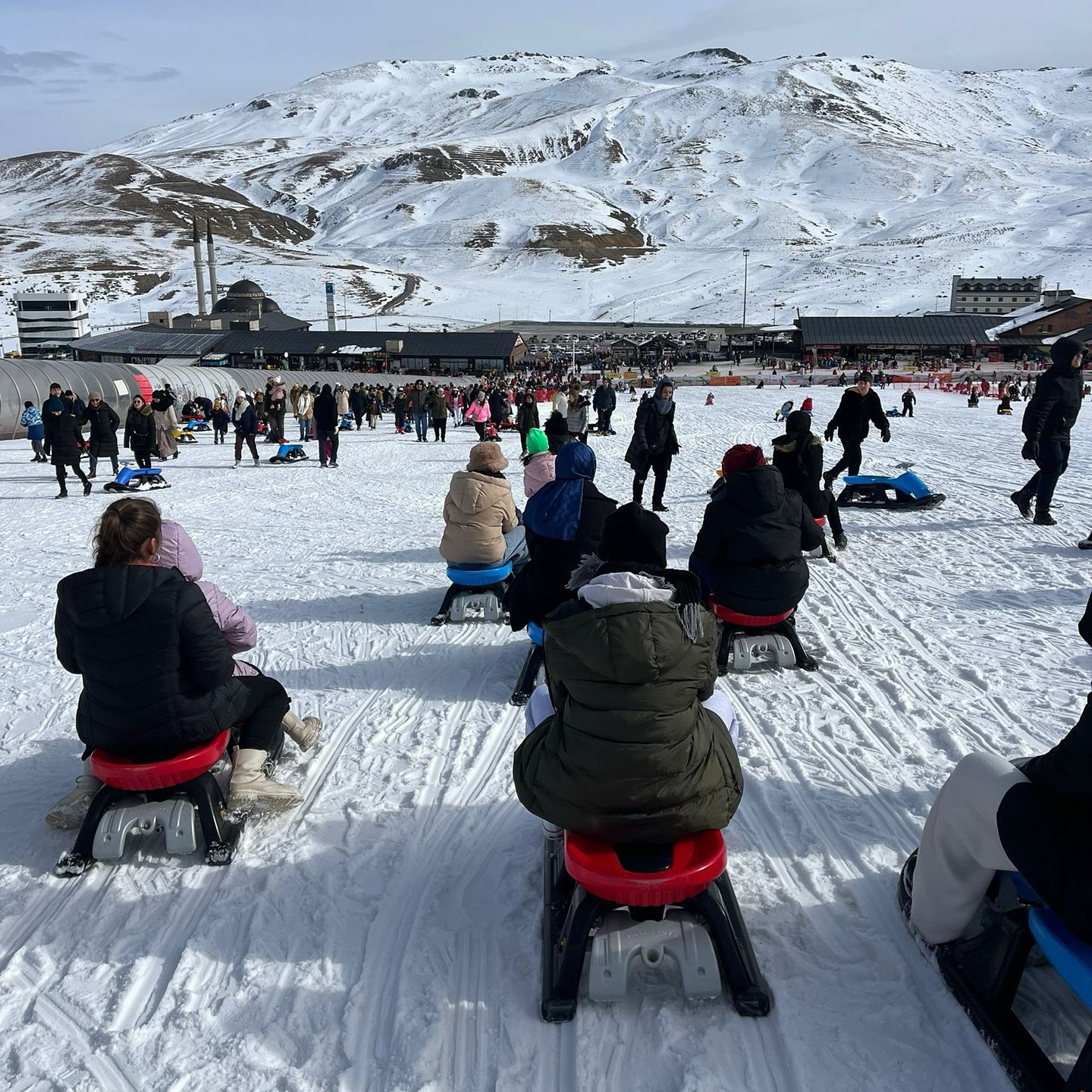 Aksaraylı çocukların karne hediyesi: Erciyes’te eğlenceli bir tatil