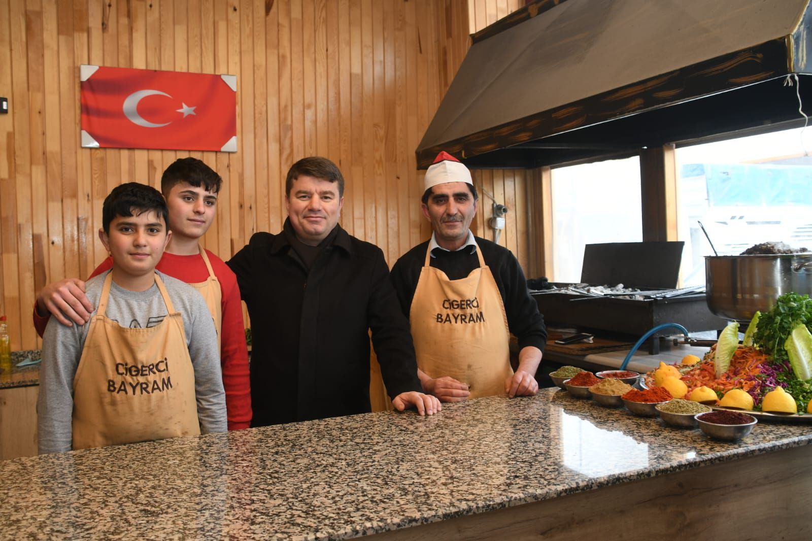 Aksaray Belediye Başkanı Evren Dinçer, sabahın erken saatlerinde esnafları ziyaret