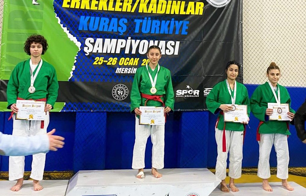 Mersin'de düzenlenen Büyükler Kuraş Türkiye Şampiyonası'nda Aksaraylı sporcular büyük bir