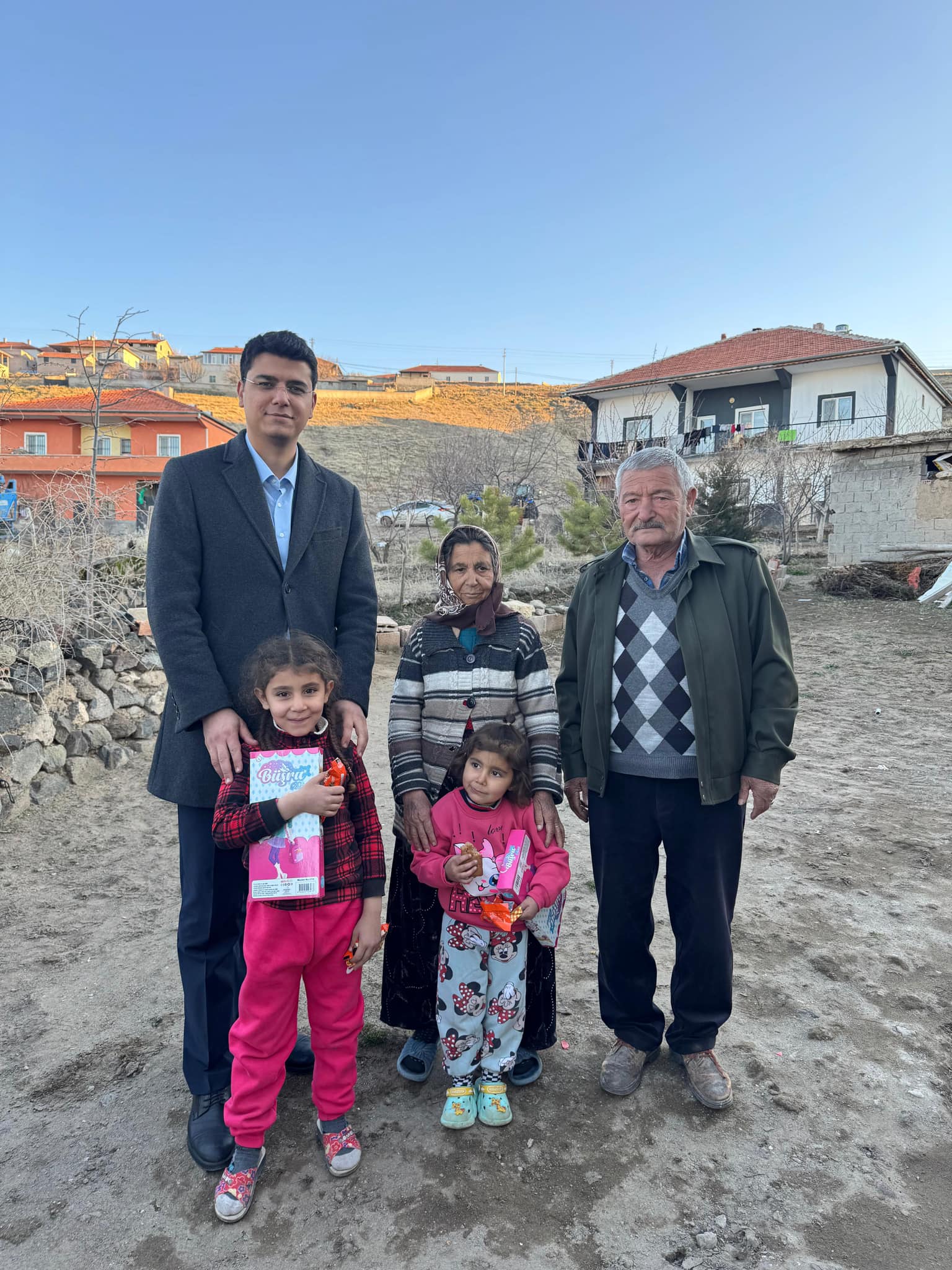 Güzelyurt Kaymakamı Muammer Yetiş, hane ziyaretleri kapsamında Gaziemir Köyü’nde ikamet
