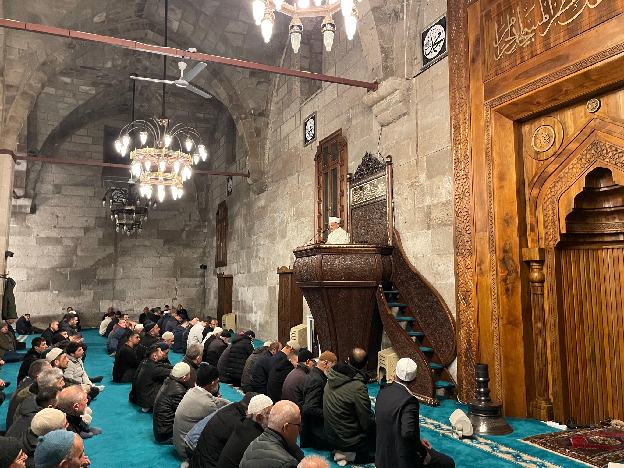 Aksaray’da kandil gecesinde Ulu Cami’de gönüller Miraç’a yükseldi