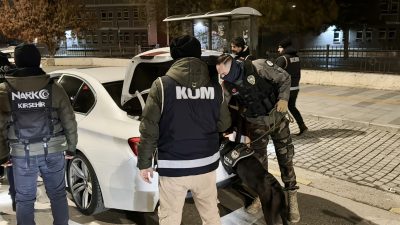 Kırşehir'de polis ekiplerinin yılbaşı kapsamında yaptıkları yol uygulamasında sentetik ecza