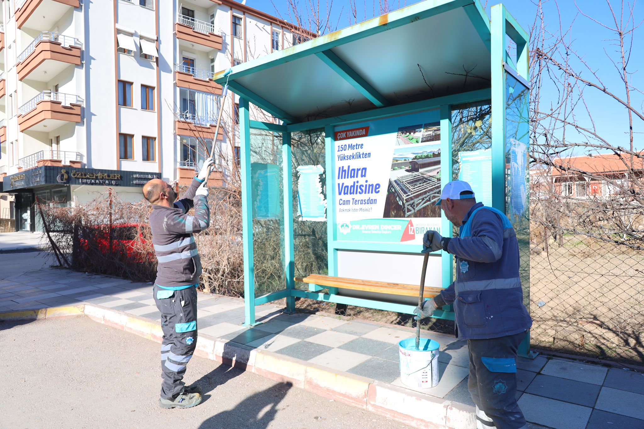 Aksaray Belediyesi, toplu taşıma noktalarının bakım ve boyama çalışmalarına başladı.