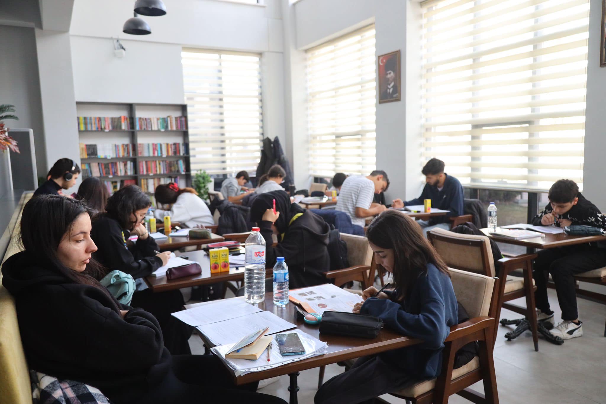 Aksaray Belediyesi tarafından şehir genelinde hizmete sunulan kitap konakları, öğrencilerden