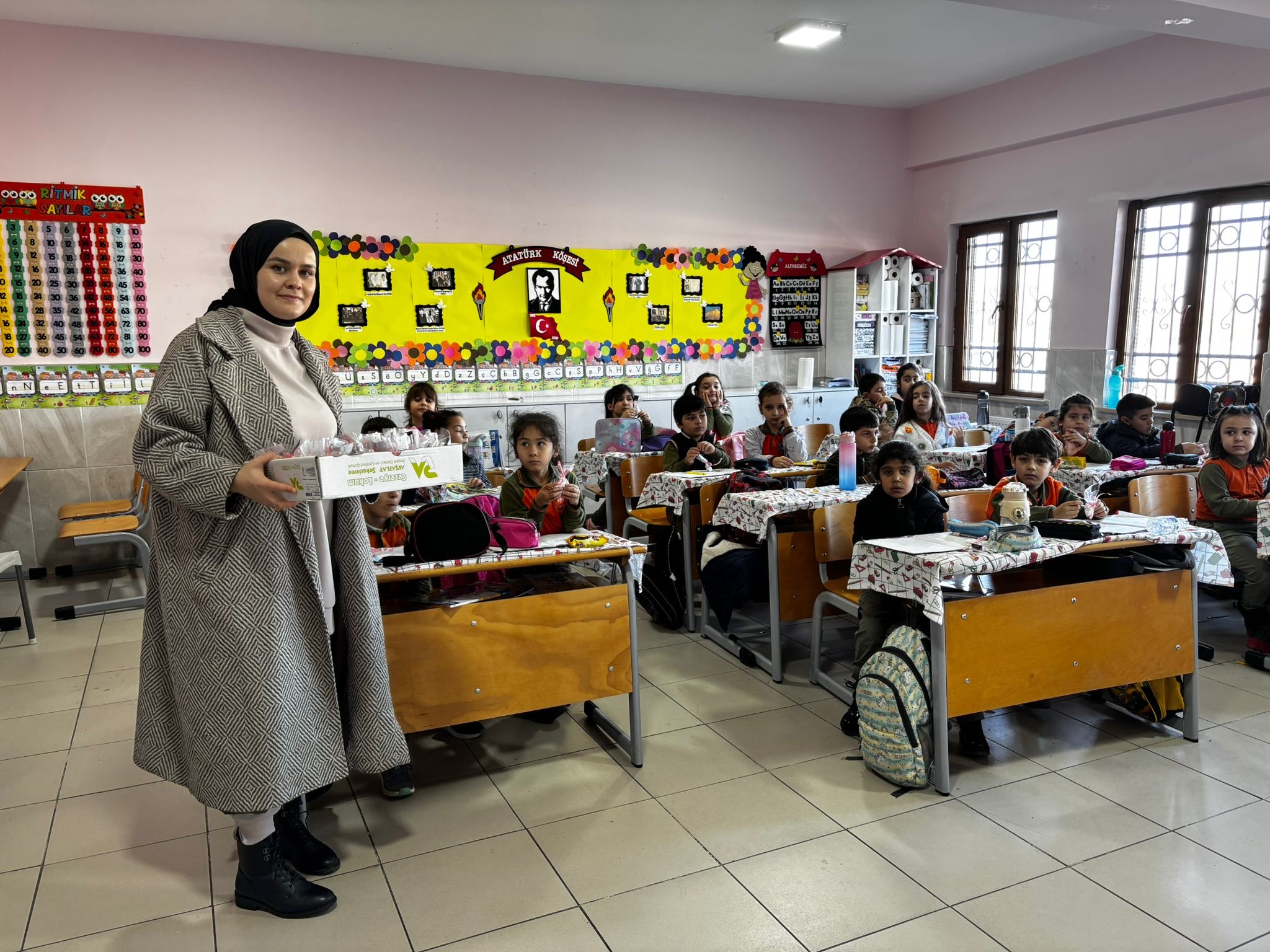 Fatih Ortaokulu öğrencileri ve öğretmenleri, Regaip Kandili dolayısıyla ilçedeki kamu