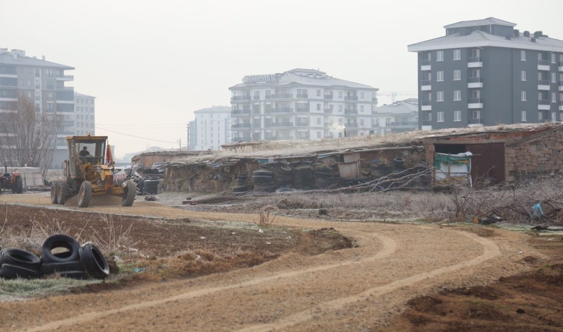 Aksaray Belediyesi, şehir genelinde devam eden yol çalışmalarını aralıksız sürdürüyor.
