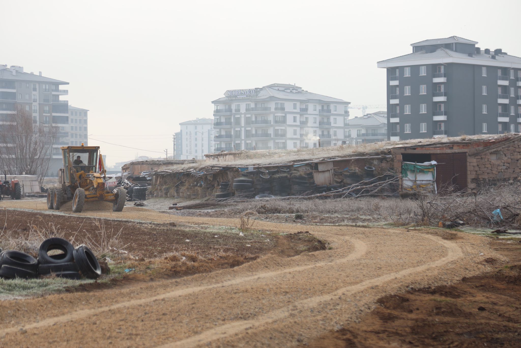 Aksaray Belediyesi, şehir genelinde devam eden yol çalışmalarını aralıksız sürdürüyor.
