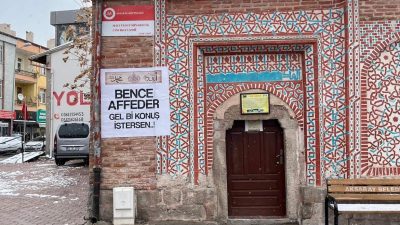 Aksaray’ın Taşpazar Mahallesi’nde bulunan Hacıyusuf Minarecik Cıncıklı Camii’nin kapısına asılan