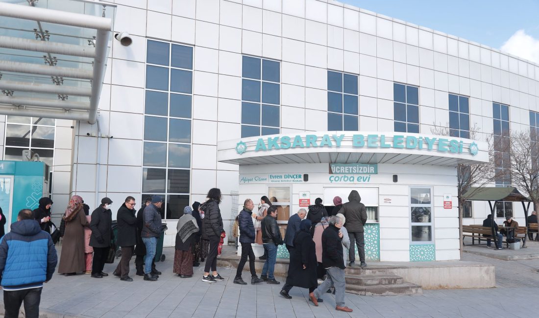Aksaray Belediyesi tarafından başlatılan ve şehirdeki vatandaşlara sıcak çorba ikramı