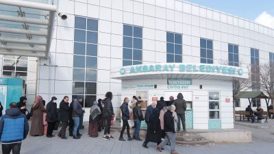 Aksaray Belediyesi tarafından başlatılan ve şehirdeki vatandaşlara sıcak çorba ikramı