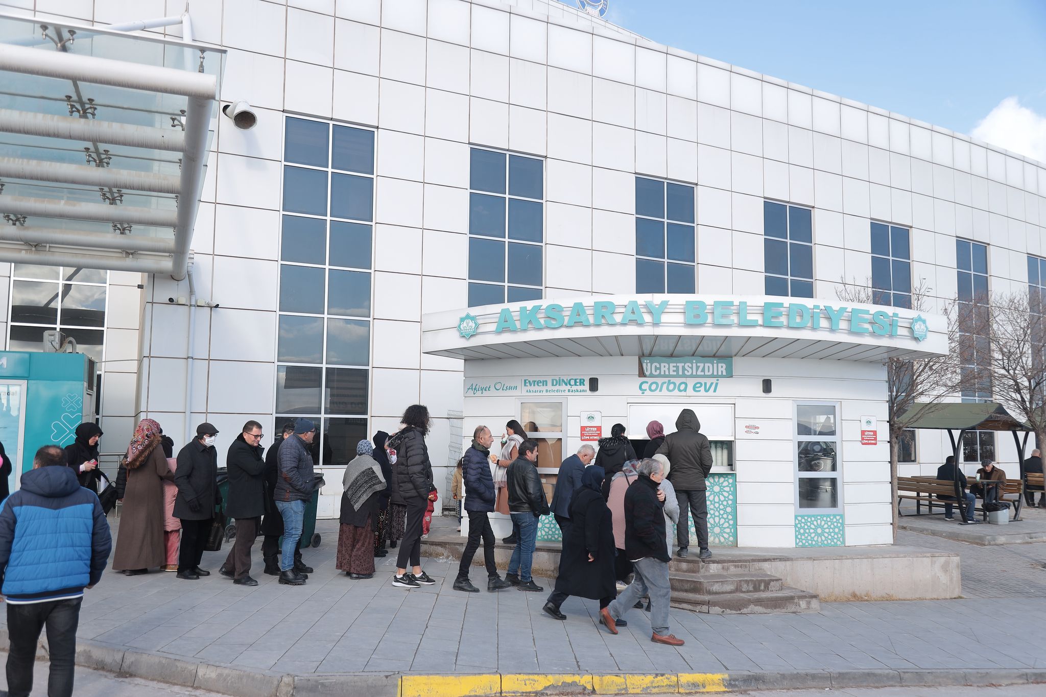 Aksaray Belediyesi tarafından başlatılan ve şehirdeki vatandaşlara sıcak çorba ikramı