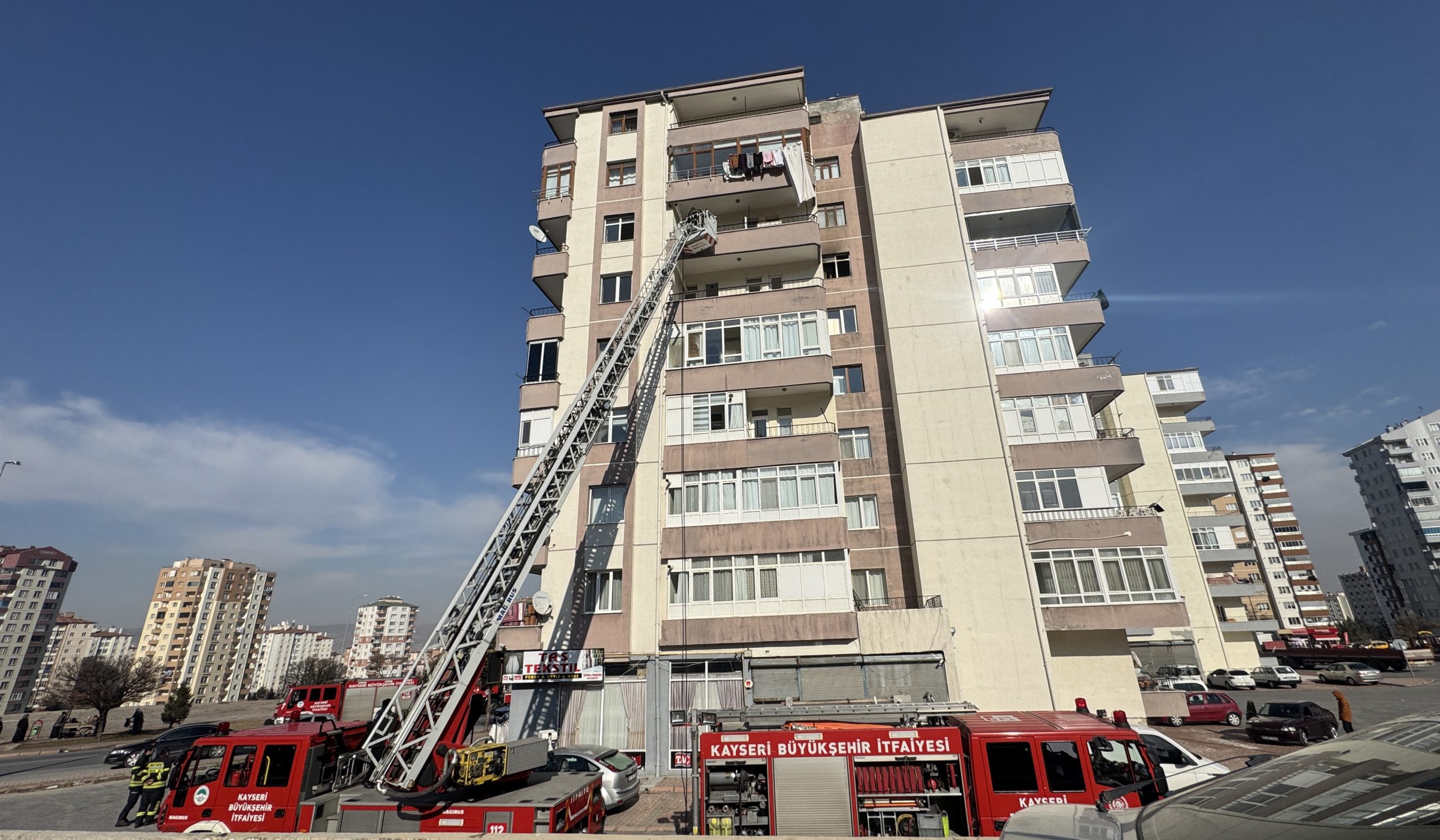  Apartmanda çıkan yangında dumandan etkilenen kişi hastaneye kaldırıldı