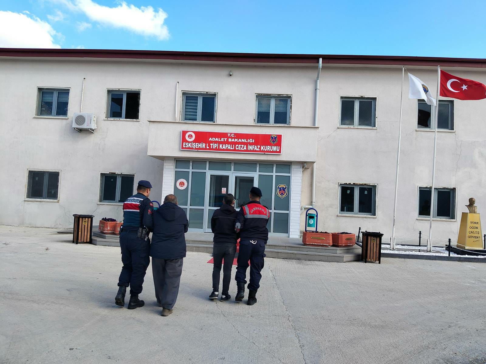İş makinesiyle sit alanında izinsiz kazı yaparken yakalanan 2 şüpheli tutuklandı
