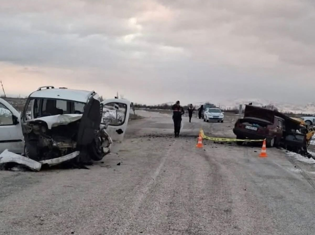  Zincirleme trafik kazasında 2 kişi öldü, 1 kişi yaralandı