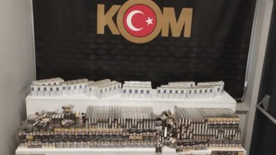 Kayseri’de  bir eve düzenlenen operasyonda 2 bin 220 paket kaçak