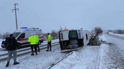 Nevşehir’de yolcu minibüsünün devrilmesi sonucu 6 kişi yaralandı. Nevşehir-Ürgüp kara