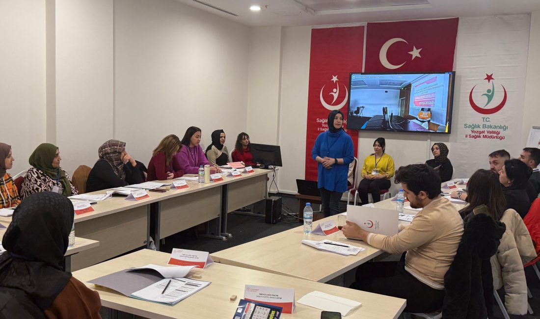 Yozgat'ta 112 Acil Çağrı Merkezinde görevli komuta kontrol merkezi personeli,