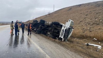 Ankara’nın Haymana ilçesinde tırın devrilmesi sonucu 1 kişi öldü, 1