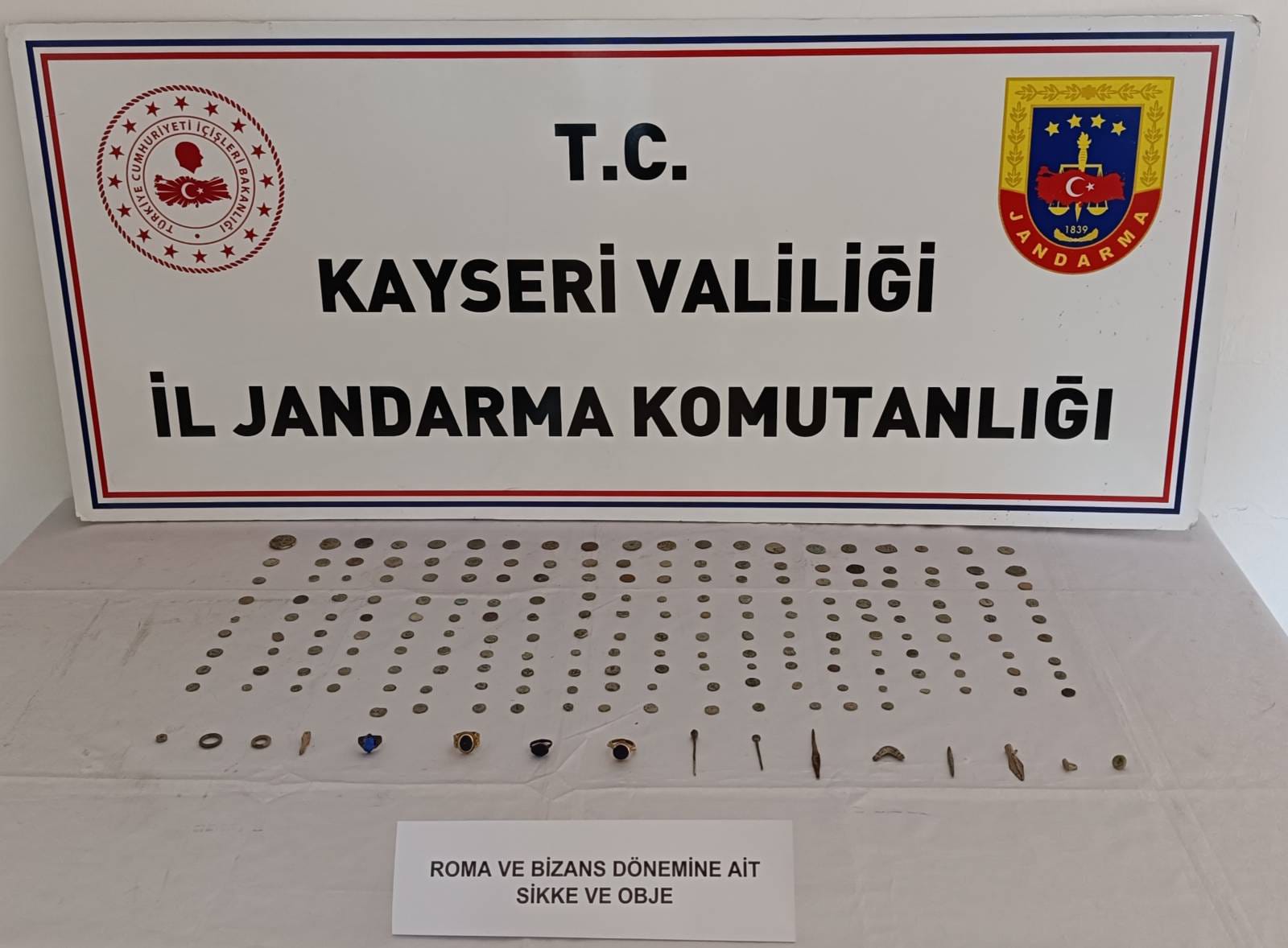  Tarihi eser niteliğinde 208 obje ele geçirildi