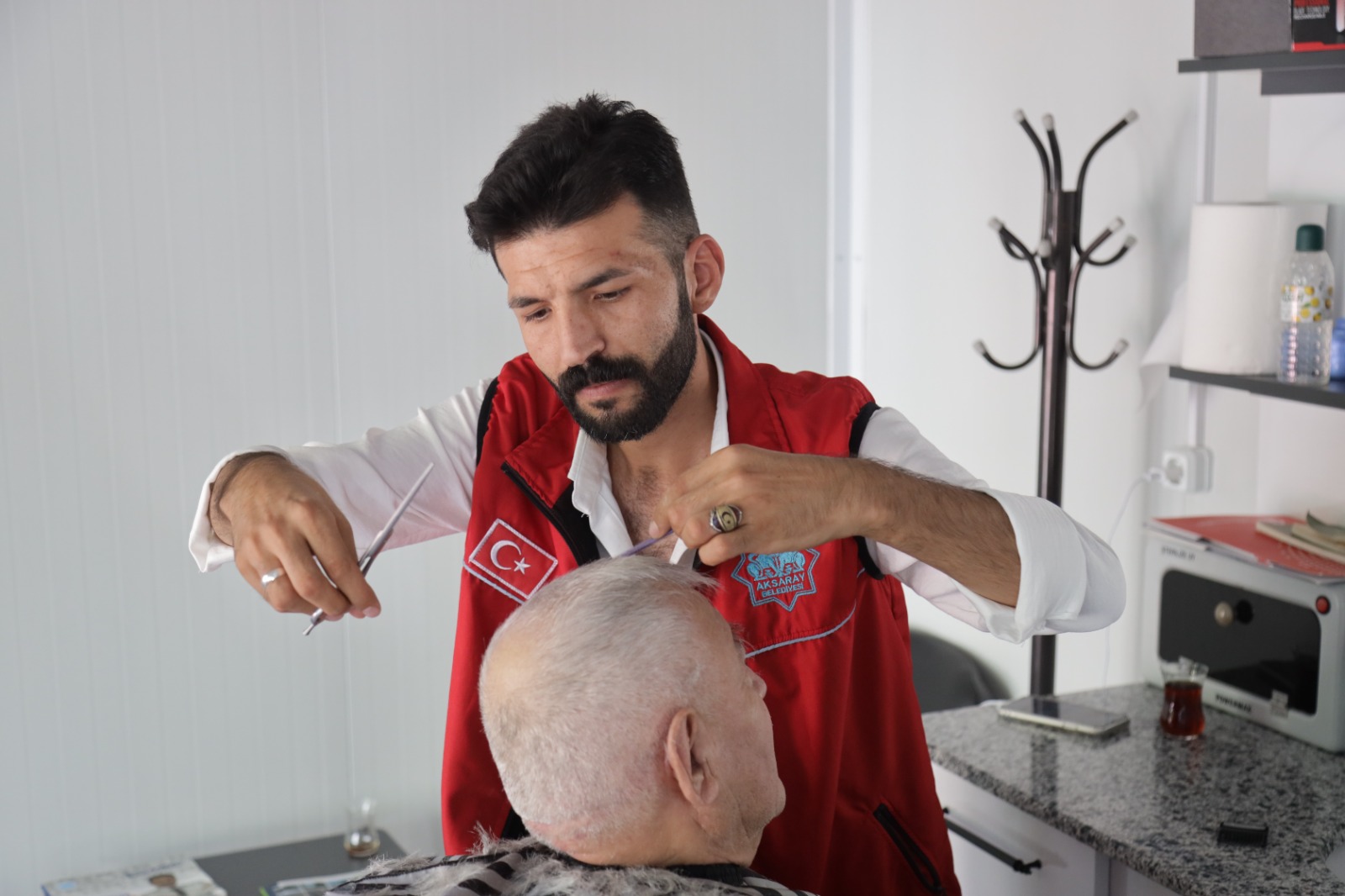 Belediye Başkan Dr. Evren Dinçer’in hayata geçirdiği ücretsiz kuaför hizmeti