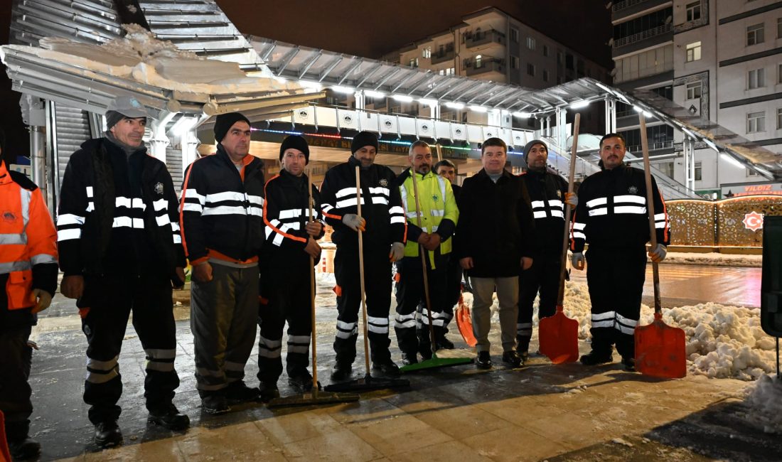 Belediye Başkanı Dr. Evren Dinçer, soğuk havaya aldırmadan gece boyunca