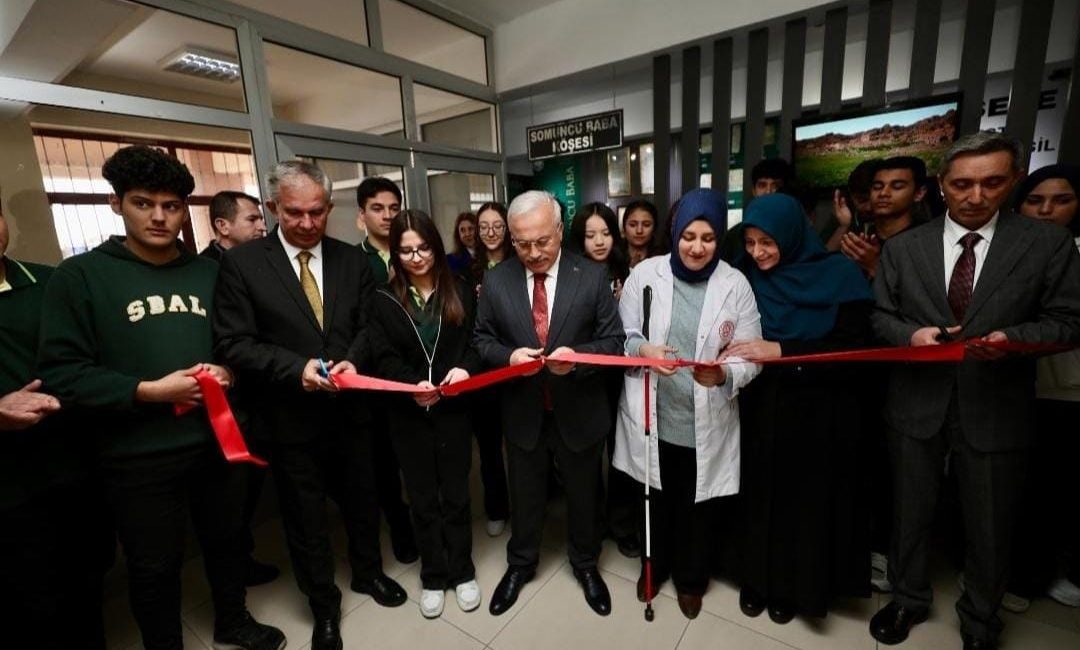 Vali Mehmet Ali Kumbuzoğlu; ‘Eğitim ordusuna büyük görev düşüyor’ Somuncu Baba Anadolu Lisesi tarafından okul girişinde oluşturulan ‘Somuncu Baba’