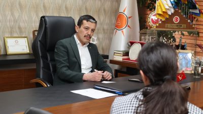 AK Parti Aksaray İl Başkanı Hamza Aktürk, parti binasında vatandaşları