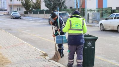 Aksaray Belediyesi, Taşpazar Mahallesi’nde sokakları ve caddeleri temizleyerek şehri daha