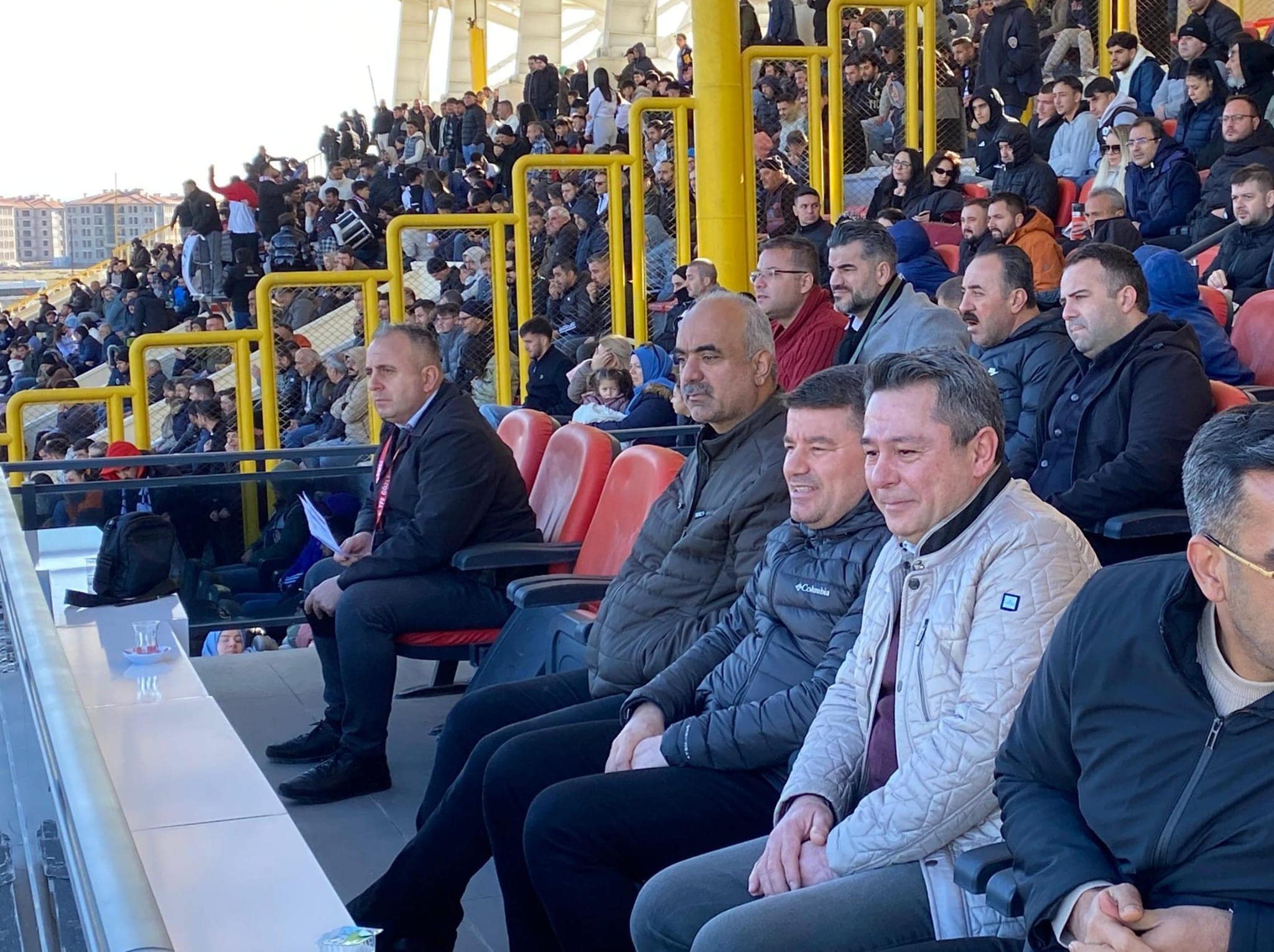 Aksaray Belediye Başkanı Dr. Evren Dinçer, siyah beyazlı taraftarlara seslenerek,