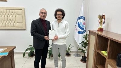 Tıbbi Terminoloji sınavında en yüksek puanı alan öğrenciler, ödüllerini Dekan