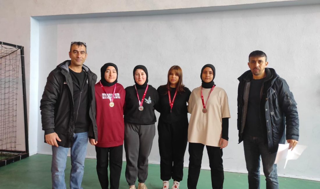 Okul Sporları Bilek Güreşi müsabakaları başarıyla tamamlandı. Dereceye giren öğrenciler,