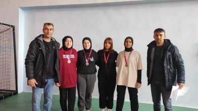 Okul Sporları Bilek Güreşi müsabakaları başarıyla tamamlandı. Dereceye giren öğrenciler,